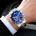 Detaillierte Nahaufnahme einer Herren Quarzuhr mit blauem Zifferblatt und silbernem Stahlband. - Silbergehäuse Blaues Zifferblatt