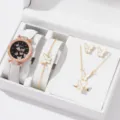 Detailansicht eines eleganten weißen Schmetterlings-Schmucksets mit Uhr und Halskette. - Schmetterling Schmuck 5-Teiliges Set (Uhr+Halskette+Armband+Ring+Ohrringe) / Weiß