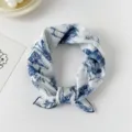 Sciarpa quadrata in cotone con stampa paesaggistica blu e bianca, elegante foulard da donna primaverile. - Volpe Blu
