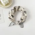 Dettaglio del foulard quadrato in cotone e lino con stampa di cavalli vintage come accessorio donna. - Cavallo Albicocca