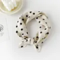Piccolo fazzoletto quadrato in cotone a pois da donna, foulard primaverile versatile. - A Pois Bianco