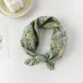 Foulard quadrato in cotone a fiori verdi, fascia primaverile versatile dettaglio chic. - Fiori Verde