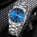 Elegante Herren Quarzuhr mit blauem Zifferblatt und diamantgeschliffenem Stahlband. - Silber & Blau