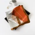 Geometrisches Seidentuch Detail mit elegantem orangem und braunem Farbblock Design für Damen. - L7325 – Fantasiekurven