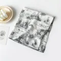 Sciarpa quadrata in cotone stampato per donna, elegante design in bianco e nero. - Volpe Grigio