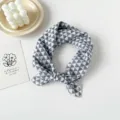 Dettaglio sciarpa geometrica grigia, elegante bandana da donna copricapo alla moda accessorio. - Triangolo Grigio Bianco