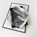 Nahaufnahme des eleganten schwarz-weißen Polka-Dot und gestreiften Satinseidentuchs. - L7353-Punkte