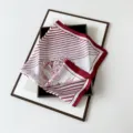 Elegantes rot-weisses floral gestreiftes Satin-Vierecktuch für Damen, modernes modisches Halstuch. - L7215-Lilie Weinrot