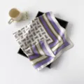 Seiden-Satintuch für Damen mit elegantem lila Rand und klassischem Trensenmuster. - L7319 – Lila