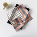 Seiden-Satin-Quadratschal mit Pferdetrense und gestreiftem Rand, elegantes Mode-Halstuch. - L7319-Rosa
