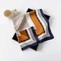 Seidenähnliches Satintuch für Damen, elegantes geometrisches Design, modisches Accessoire. - L7322-Marineblau