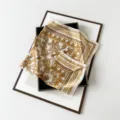 Elegantes weiß-goldenes Barock-Satintuch, Vintage Luxus Stil Mode-Accessoire für Damen. - L7346-Weiß