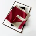 Elegantes Satintuch mit schickem Farbblock-Rand, glatter Seiden-Effekt, stilvolles Accessoire. - L7355-Rot