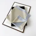 Minimalistisches Satin-Quadrattuch mit einem schicken beige und blauen Farbblock Design. - L7355-Blau