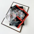 Satiniertes Seidentuch für Damen mit stilvollem schwarz-weißem Blumen- und Vogel-Print in Rot. - L7349-Schwarz