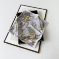 Lila Satin Kunstseide Quadratisches Tuch mit Blumenmuster, elegantes leichtes Halstuch Damen - L7354-Orchidee