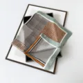 Elegantes Satin-Seiden-Quadrat-Seidentuch für Damen mit schickem Hahnentritt-Muster. - L7351-Hahnentritt