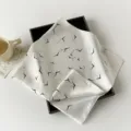 Weißes Satin-Quadrat-Tuch mit schickem schwarzen Vogel-Druck, elegantes Halstuch. - Weiß
