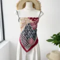 Caraco patchwork en foulard de soie d'été, haut tubulaire élégant pour vacances à la plage. - Patchwork d'Éléments Rouge