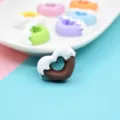 Herzförmiger Schokoladen-Donut aus Harz für Handyhüllen mit weißer Creme-Glasur - 26*20*10mm / Kaffeebraun