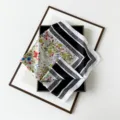 Elegantes schwarz-weisses Seidentuch mit Vintage Blumenmuster und satinierter Textur fuer Damen. - L7348-Schwarz