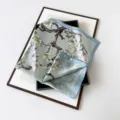 Elegantes hellblaues Quadrat-Seidentuch mit zartem Blumen- und Zweigmuster für Damen. - L7350-Magnolie