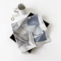 Geometrischer Druck Satinside Quadratisch Schal Minimalistisch Schwarz Weiss Blau Eleganz - L7334 Dreieckiges Ahornblatt