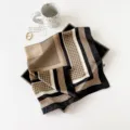 Elegantes Satin-Quadrat-Tuch, schickes Braun-Schwarz-Karomuster, stilvolles Halstuch-Accessoire. - L7340 – Braunes Karo