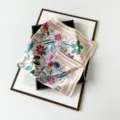 Damen Satin Seide Quadrat Tuch elegante Blumen Druck Mode Halstuch stilvolles Accessoire. - L7345 – Hellgelb