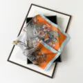Quadratischer Satin-Seidenschal in Orange und Hellblau mit tropischem Blumen- und Vogelmuster. - L7349-Orange