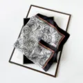 Elegantes schwarz-weißes Seidentuch mit Rosenmuster und gestreiftem Rand für Damen. - L7358 – Rosen-Schwarz