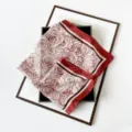 Elegante Damen Satin Seide Quadratisch Schal Rot Weiß Rose Druck Schickes Mode Accessoire - L7358 – Rosen-Rot
