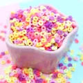 Detailansicht bunter runder Tonscheiben für DIY-Schleim und Schmuckdekorationen - Rosa Gelb Rot Lila Kreisstil / 100g Packung