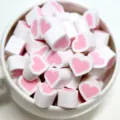 Herzförmige rosa Polymer-Ton Marshmallow-Anhänger für Bastelarbeiten und Handyhüllen - Weißer Außenring Rosa Innenherz Stil