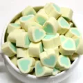 Minzgrüne Herz-Polymer-Ton-Marshmallow-Anhänger für DIY-Handwerk und Handyhüllen-Deko - Gelbes Herz Stil