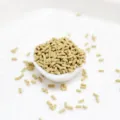 Gros plan de haute qualité de granulés en pâte polymère beige pour décoration DIY résine - Pack de 100g / Café