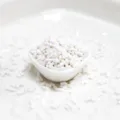Gros plan de vermicelles cylindriques en pâte polymère blanche pour décoration DIY - Pack de 100g / Blanc