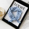 Piccolo fazzoletto quadrato in cotone blu con stampa floreale, foulard leggero da donna. - QM58027 - Foglia trasparente blu