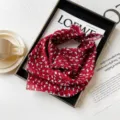 Foulard quadrato in cotone floreale rosso, bandana vintage da donna per moda primaverile. - QM58027-fantasia floreale rossa