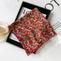 Foulard quadrato rosso in cotone con stampa floreale da donna, accessorio elegante primaverile. - QM58027-incantatrice rossa