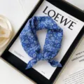 Sciarpa quadrata cotone paisley blu, bandana con stampa floreale versatile moda primavera. - QM58027 - Paisley blu