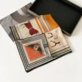Seide-Wolle-Quadratschal mit elegantem Reiterpferde-Druck und luxuriösen Geschenkbox-Details. - SM6501-Schaukelpferd