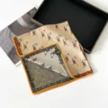Detailaufnahme Luxus Seidenschal mit edlem Pferd Motiv und kontrastierendem geometrischen Rand. - SM6501-Britisches Pferd Orange