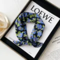 Foulard in cotone blu con stampa floreale, un dettaglio elegante per il vostro look primaverile. - Ibisco Blu