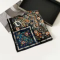 Luxuriöser Seide-Wolle-Quadratschal mit doppelseitigem Paisleymuster und elegantem Blumenprint. - SM6501-Paisley