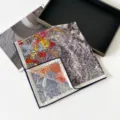 Luxuriöser Seiden-Wolle-Quadratschal mit exquisitem Blumenmuster und handgerollten Kanten Damen. - SM6501-Naturschwarz