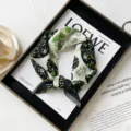 Sciarpa quadrata in cotone con stampa floreale, elegante fazzoletto botanico da donna primaverile. - QM58027 - Vite e farfalla