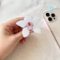 Vista detallada del soporte para teléfono de resina con flor de orquídea blanca - Estilo Orquídea Cristalina con Manchas Púrpuras (8)