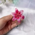 Vista detallada de un porta acreditación retráctil de acrílico de lirio rosa para enfermeras - Rosa rojo