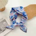 Sciarpa quadrata in cotone e lino con stampa di cuori blu, elegante per donna primavera. - Cuore Foglia Blu Rossa